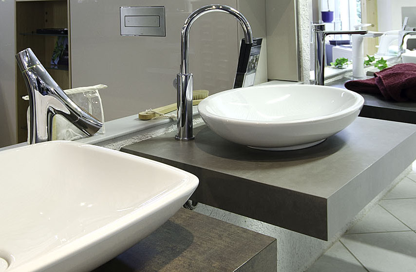 Abbildung verschiedene Waschbecken und Armaturen in der Lumina Badausstellung Alsfeld