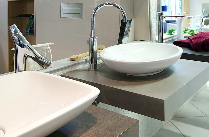 Abbildung verschiedene Waschbecken und Armaturen in der Lumina Badausstellung Alsfeld