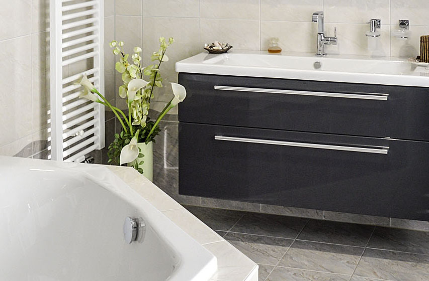 Abbildung Badewanne und Waschtisch mit schwarzem Unterschrank