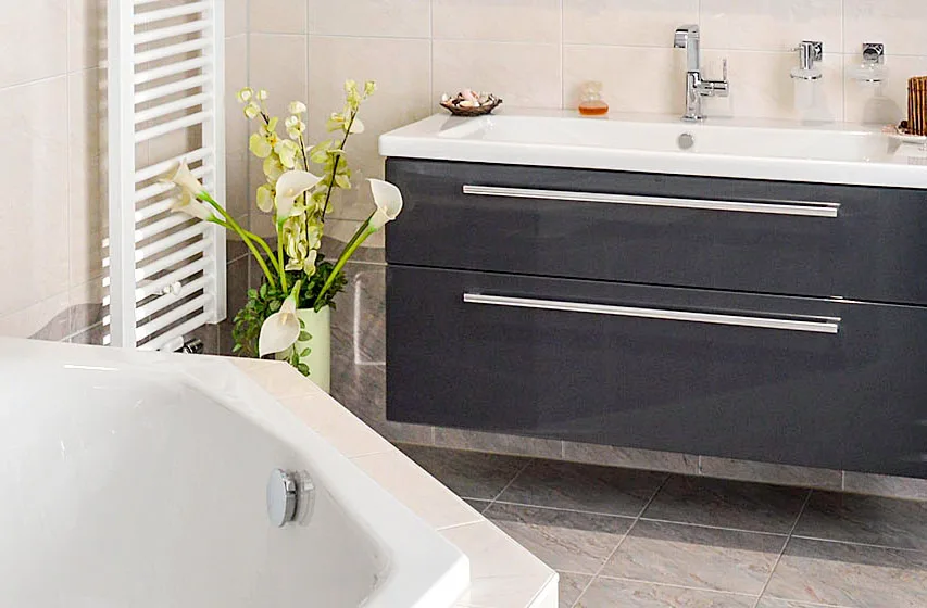 Abbildung Badewanne und Waschtisch mit schwarzem Unterschrank