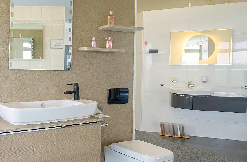 Abbildung verschiedene Beispiel-Bäder bestehend aus Waschbecken und WC