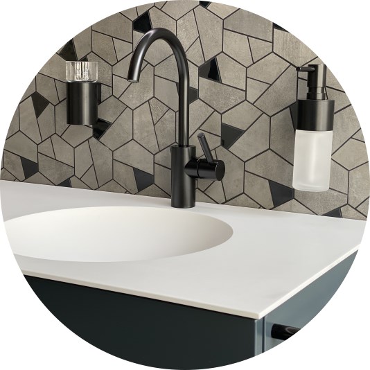 Abbildung Waschbecken mit schwarzer Armatur