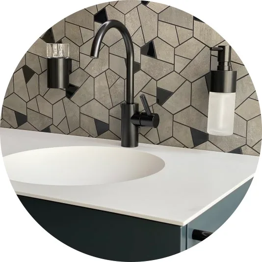 Abbildung Waschbecken mit schwarzer Armatur