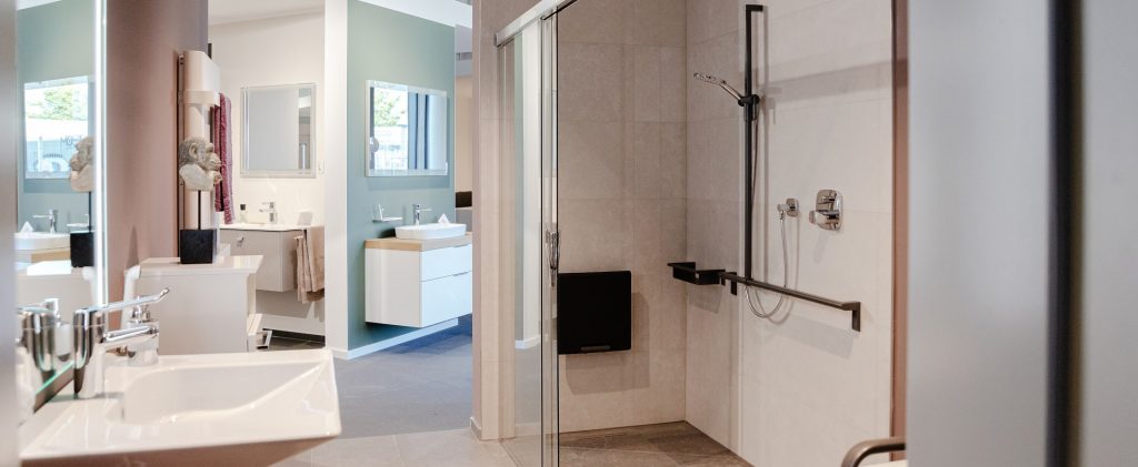 Abbildung Badezimmer mit Waschbecken und Dusche aus der Lumina Badausstellung