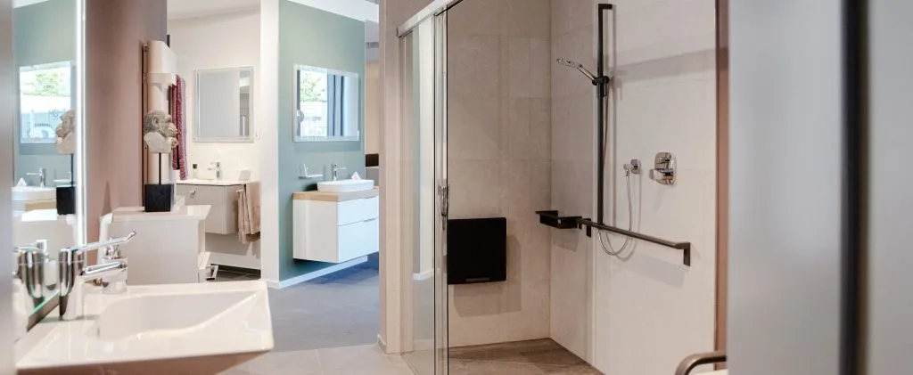 Abbildung Badezimmer mit Waschbecken und Dusche aus der Lumina Badausstellung