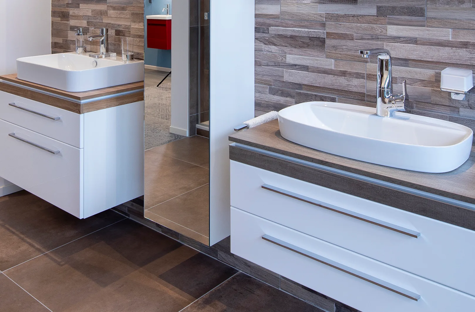 Modernes, attraktives Waschbecken mit Unterschrank und Wasserhahn in der Lumina Badausstellung