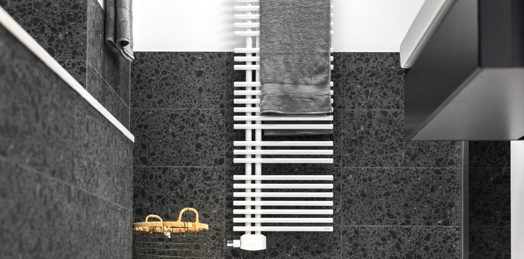 Abbildung Badezimmer mit Badheizkörper für Handtücher