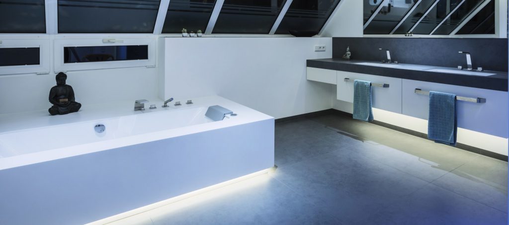 Abbildung Badezimmer mit Beleuchtung von Brumberg; Badewanne und Waschtisch