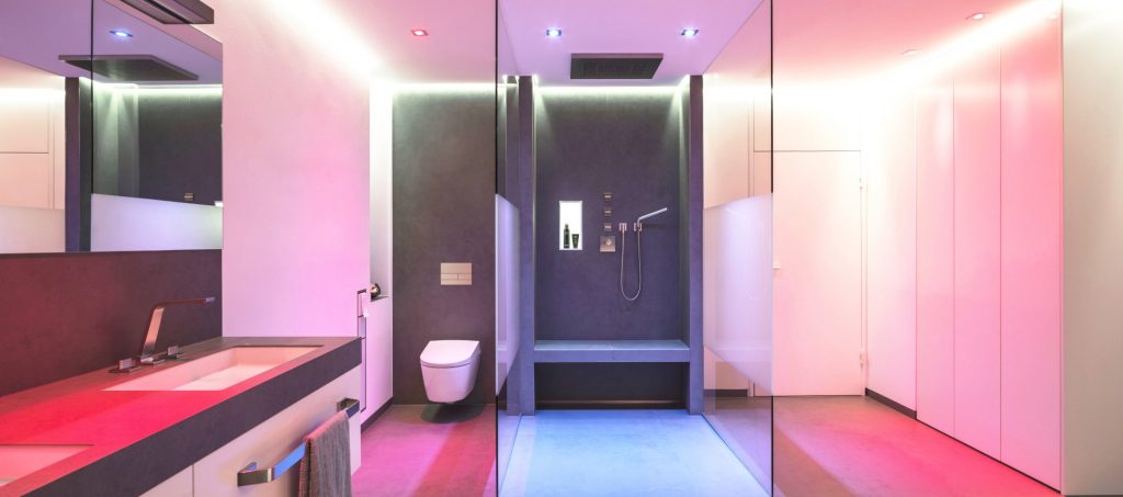 Abbildung Badezimmer mit Beleuchtung von Brumberg; Dusche, WC und Waschtisch