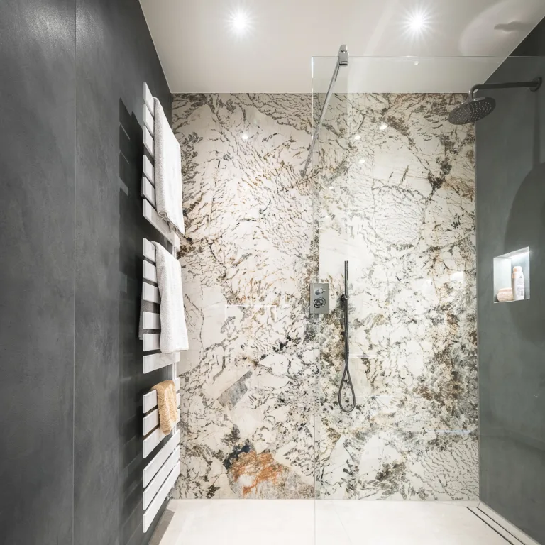 Bodengleiche Dusche mit großen XXL-Wandfliesen in eleganter Marmoroptik