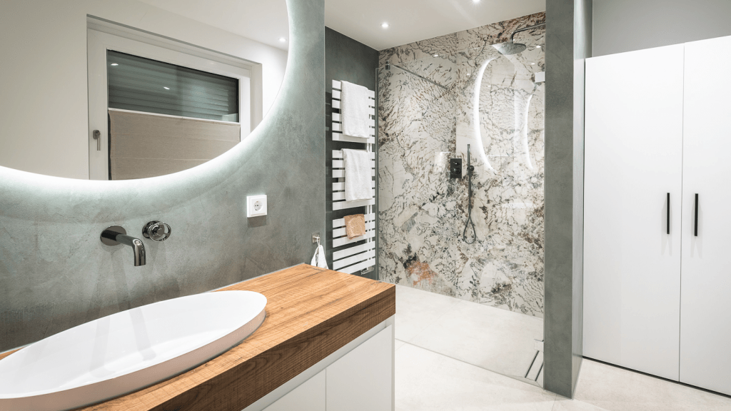 Badezimmer mit großen XXL-Wandfliesen in eleganter Marmoroptik