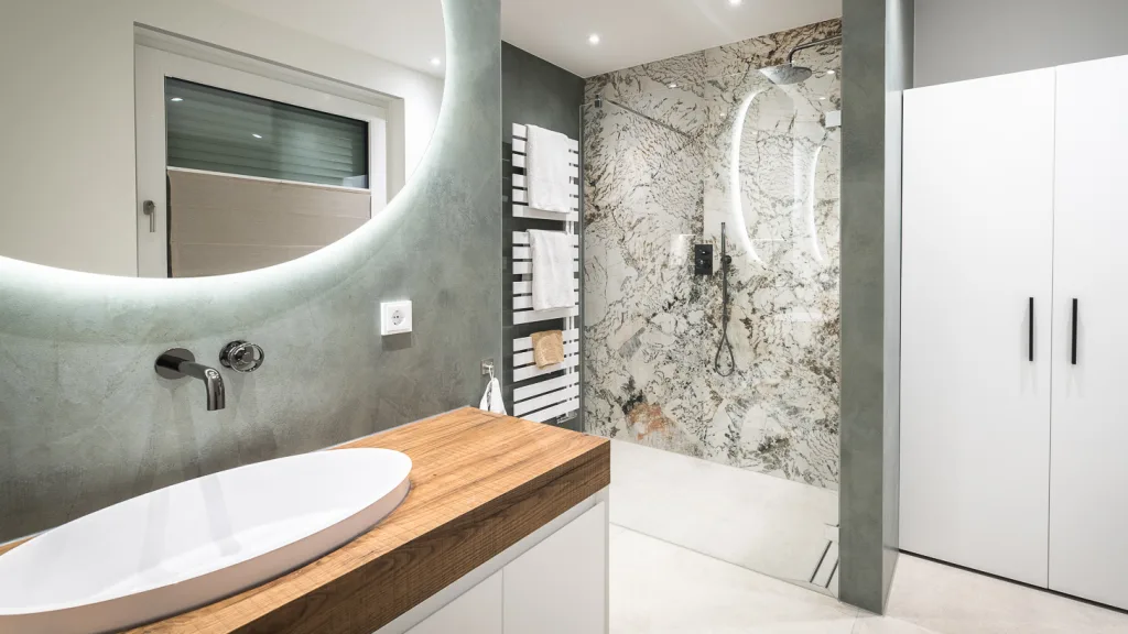 Badezimmer mit großen XXL-Wandfliesen in eleganter Marmoroptik