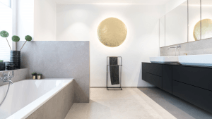 Badezimmer mit Fliesen im Minimalismus Stil, Badewanne und Waschtisch