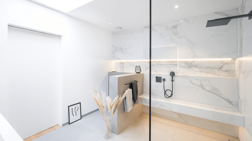 Badezimmer mit Fliesen in Marmor-Natursteinoptik