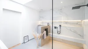 Badezimmer mit Fliesen in Marmor-Natursteinoptik