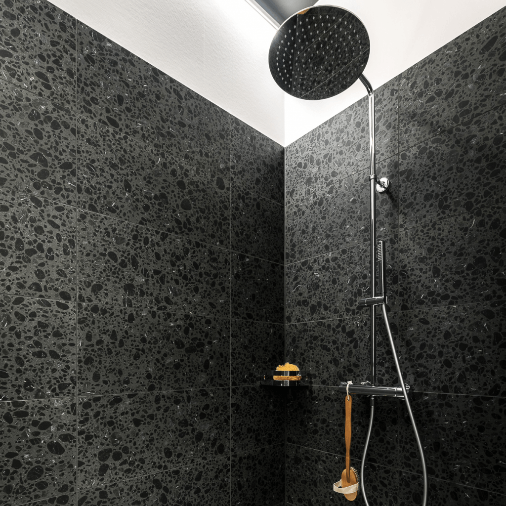Dusche mit Terrazzo-Fliesen