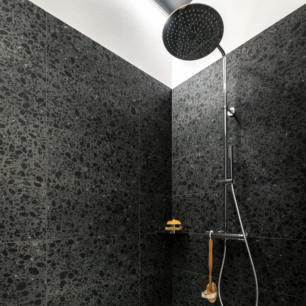 Dusche mit Terrazzo-Fliesen