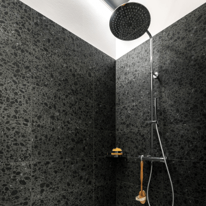Dusche mit Terrazzo-Fliesen