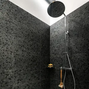 Dusche mit Terrazzo-Fliesen