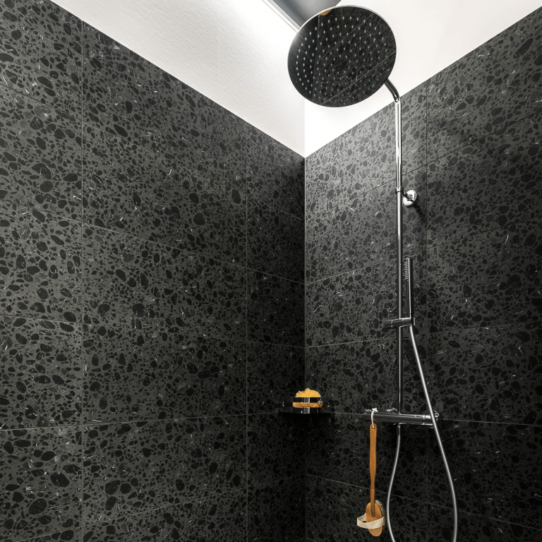 Dusche mit Terrazzo-Fliesen