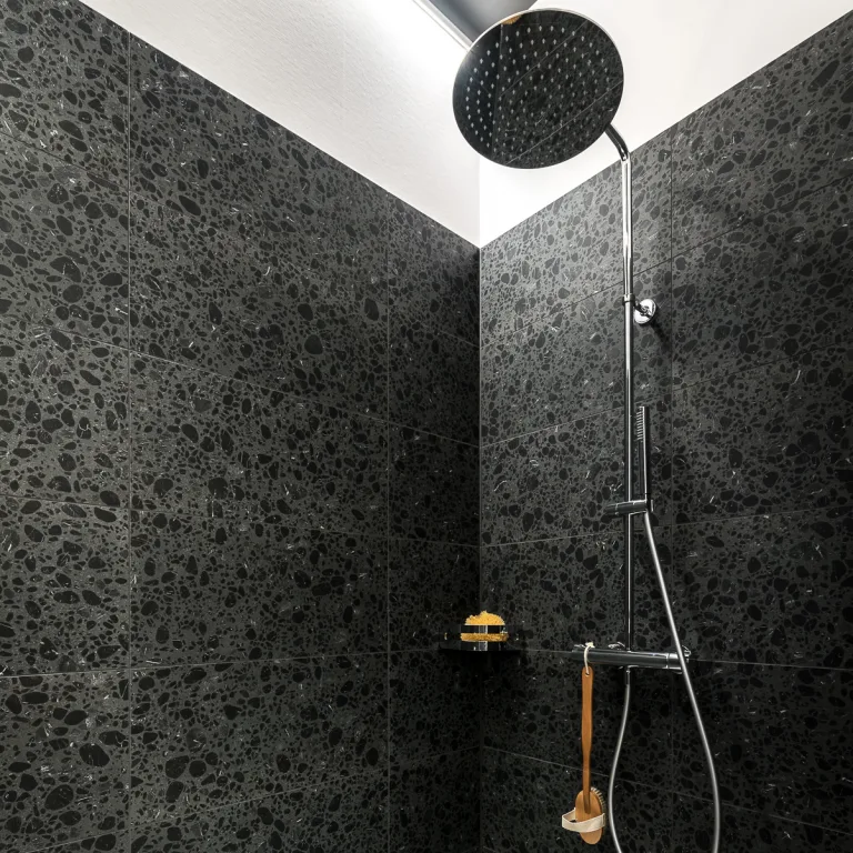 Dusche mit Terrazzo-Fliesen