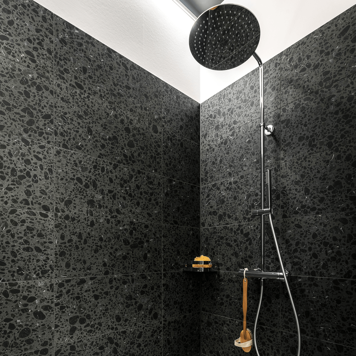 Dusche mit Terrazzo-Fliesen