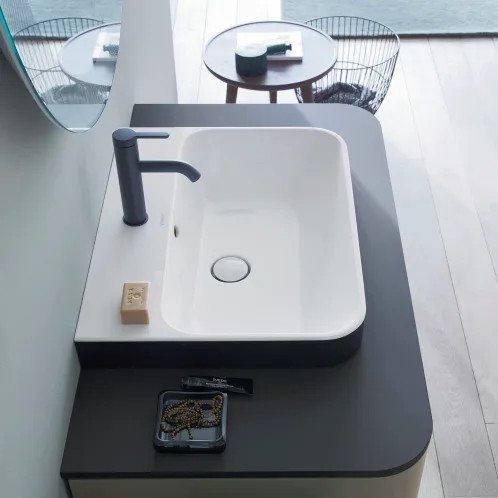 Moderner Waschtisch in schwarz weiß