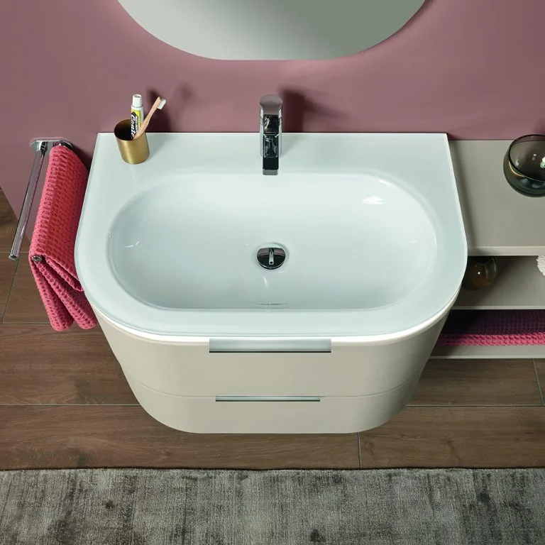 Waschbecken aus Glas auf Waschtisch