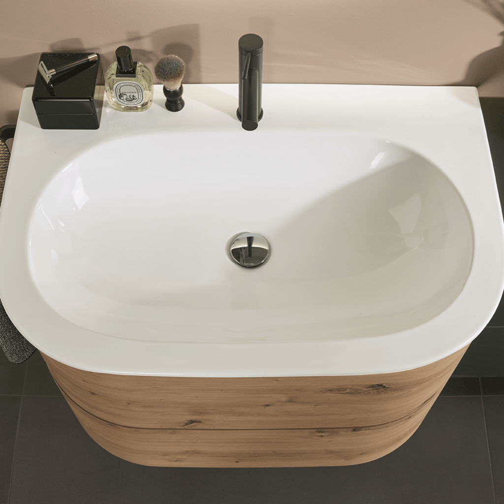 Waschbecken aus Keramik auf Waschtisch