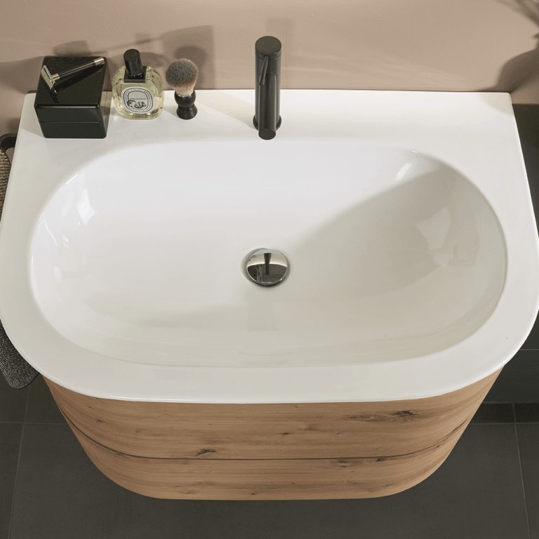 Waschbecken aus Keramik auf Waschtisch